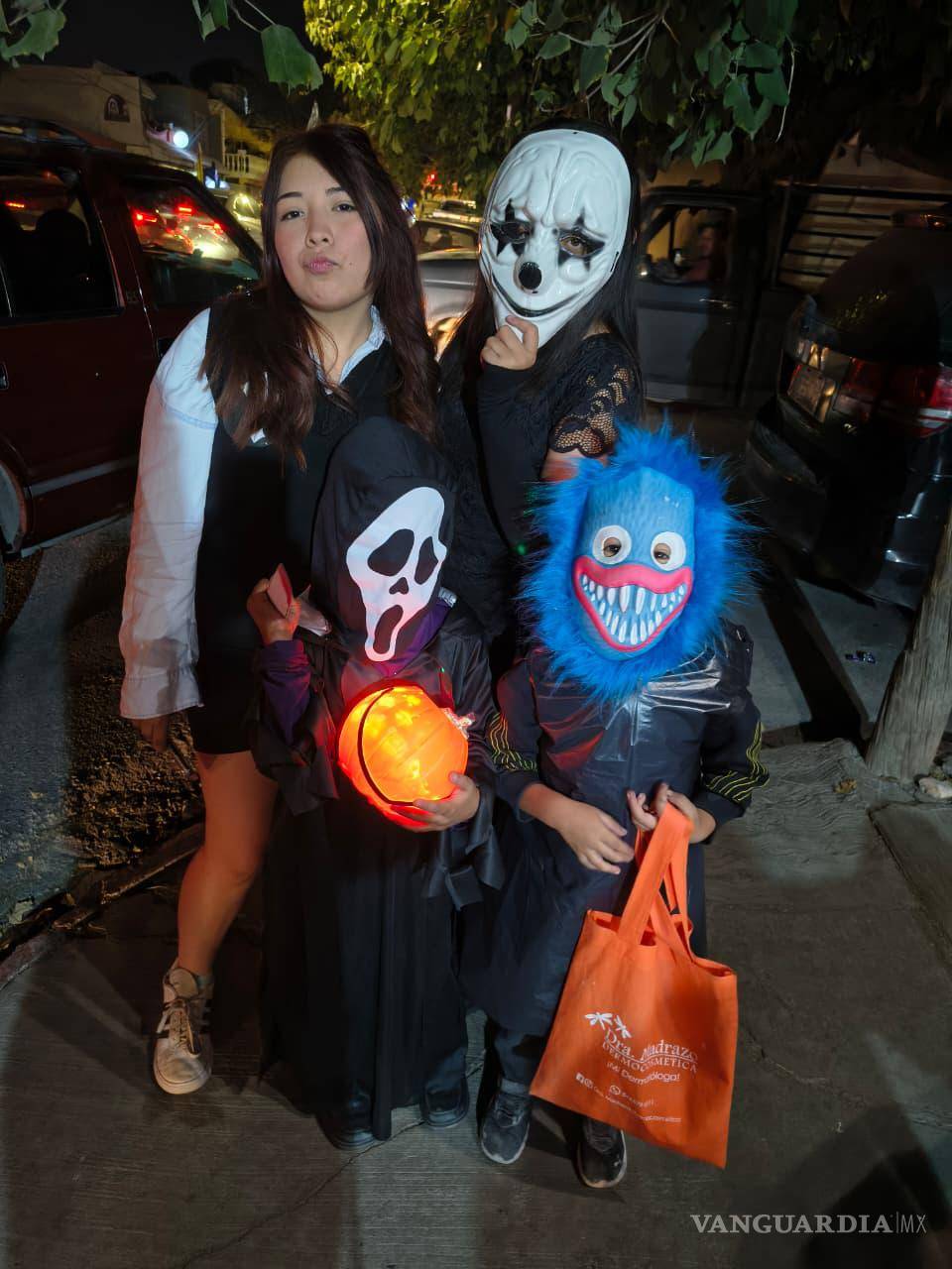 $!Las calles del Centro se llenaron de colores, disfraces y risas desde la tarde.