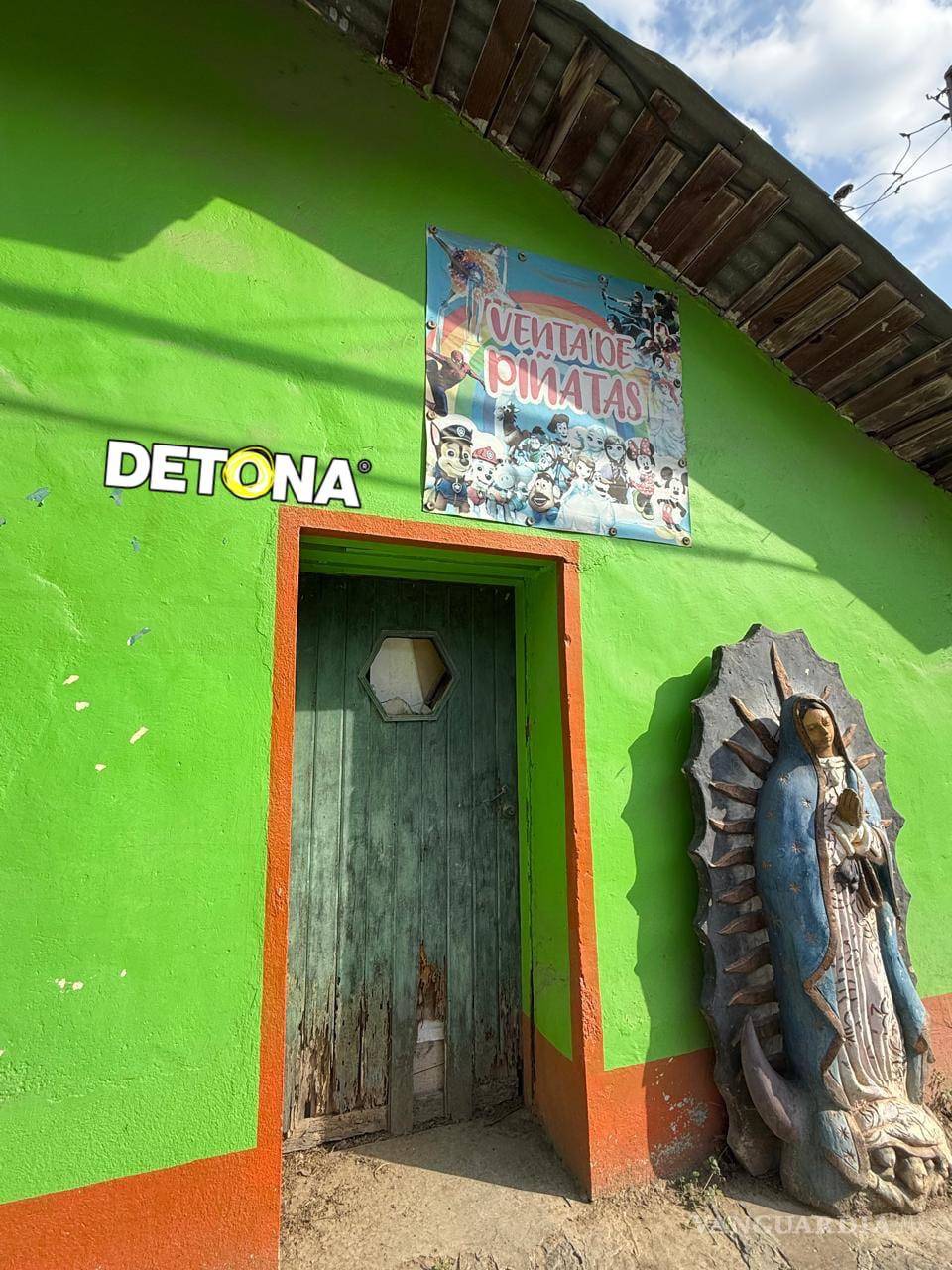 $!3 de los tres elementos fundamentales de la 4T, la Virgen Morena_ las piñatas y la pobreza, representada por esta humilde puerta en Santiago Pueblo Mágico, NL.