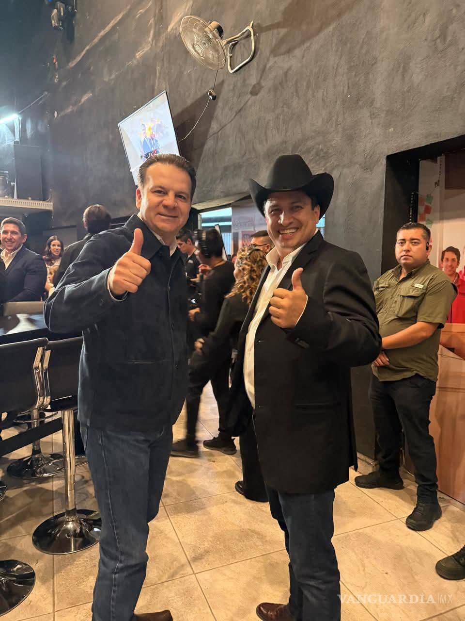 $!Julión Álvarez durante su asistencia al Segundo Informe Ciudadano del Gobernador, acompañado de autoridades locales.