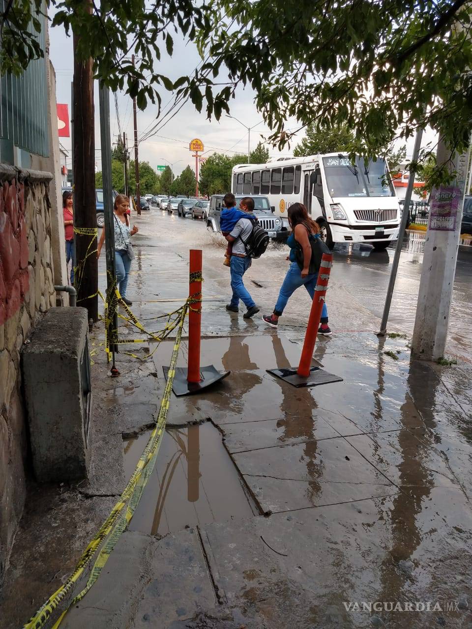 $!Cierran vialidades de Saltillo por fuertes lluvias