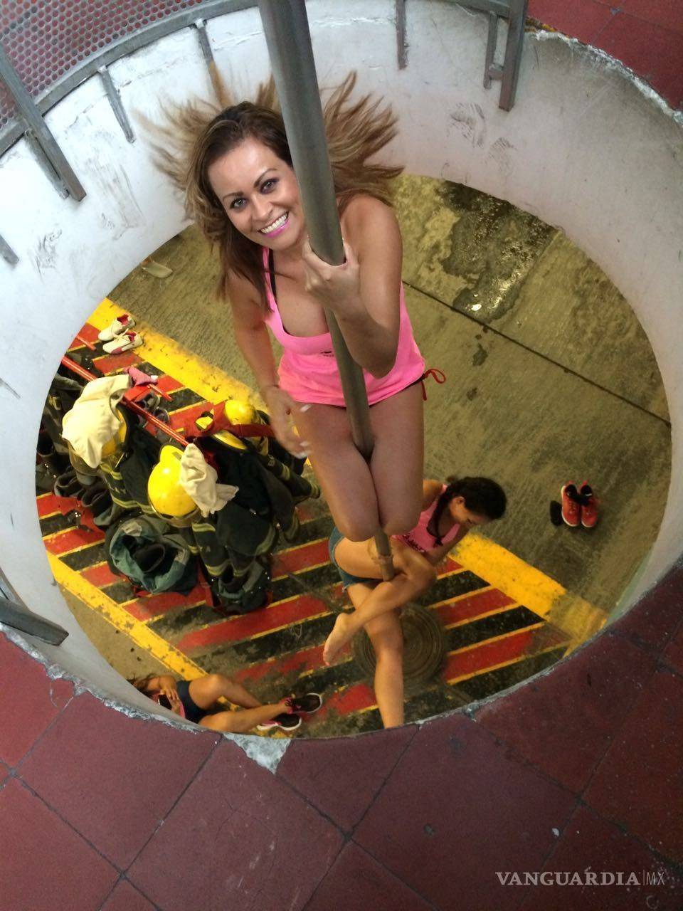 $!Genera polémica sesión fotográfica de bailarinas en estación de bomberos de Celaya