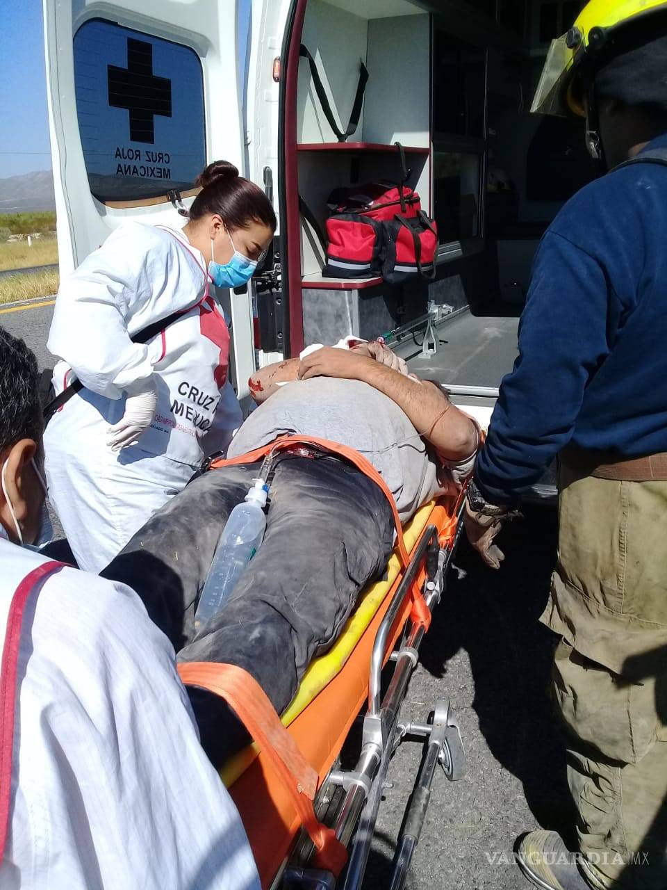 $!Dormita y vuelca camión en la carretera 57