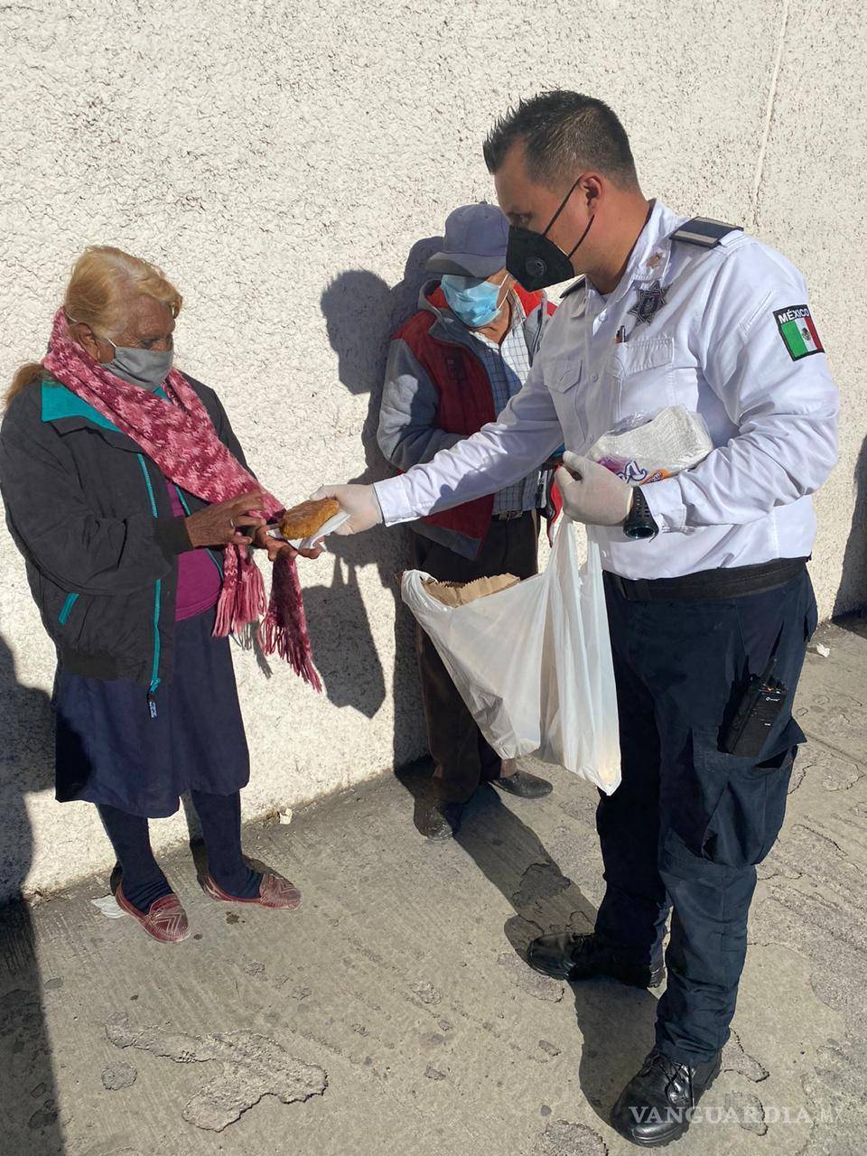 $!Abuelitos abarrotan bancos para cobrar pensión, hacen fila entre COVID-19 y bajas temperaturas