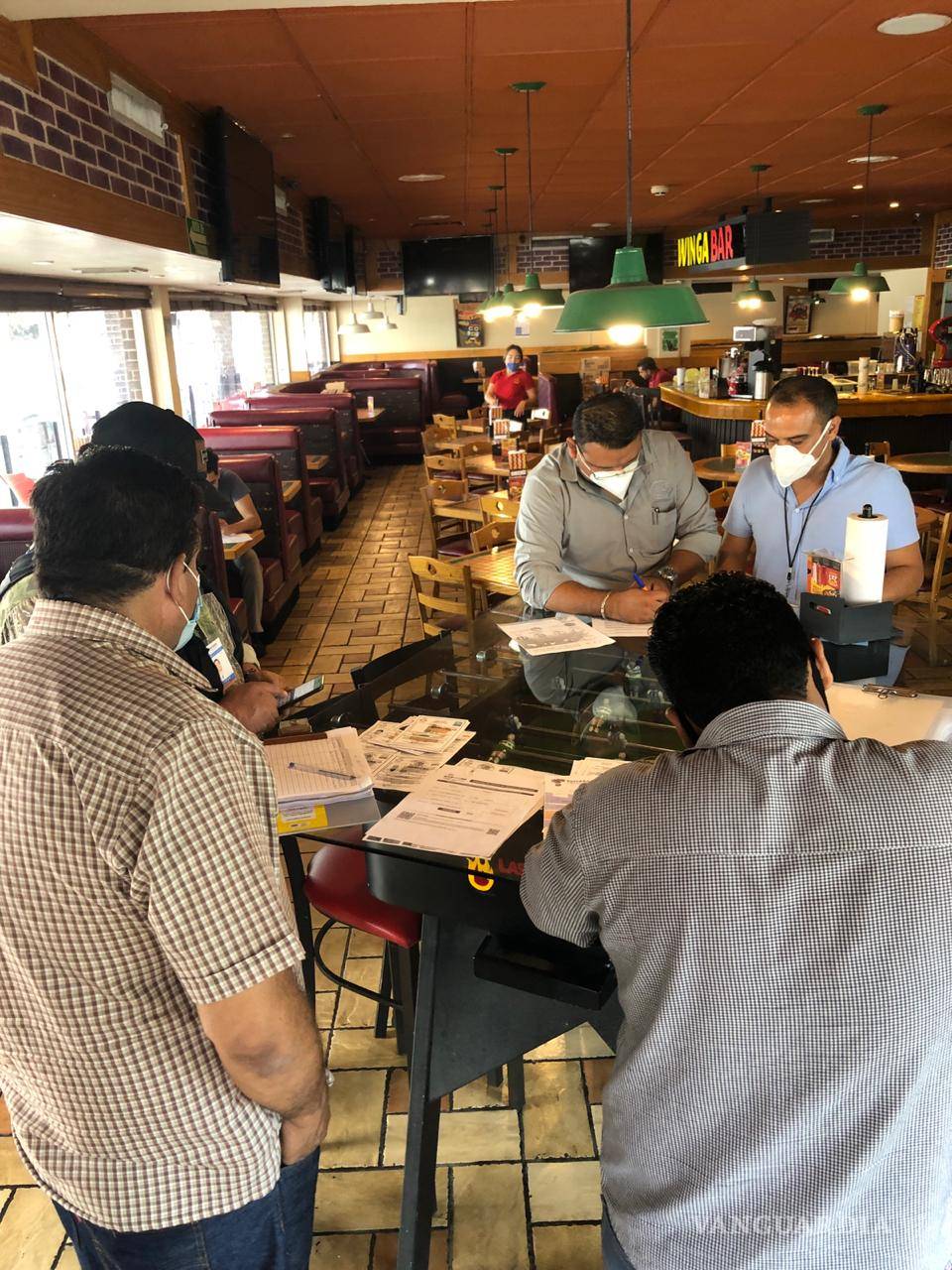 $!Clausuran en Torreón tienda Waldos y sucursal de Las Alitas por incumplir medidas sanitarias contra COVID-19