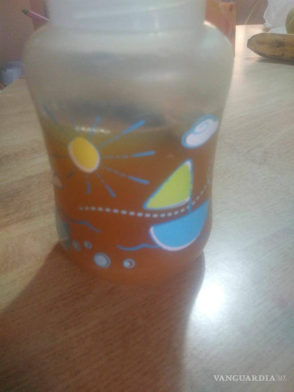 $!¿Jugo de rata? madre Saltillense denuncia objeto extraño en un Jumex, que bebía su hijo de dos años