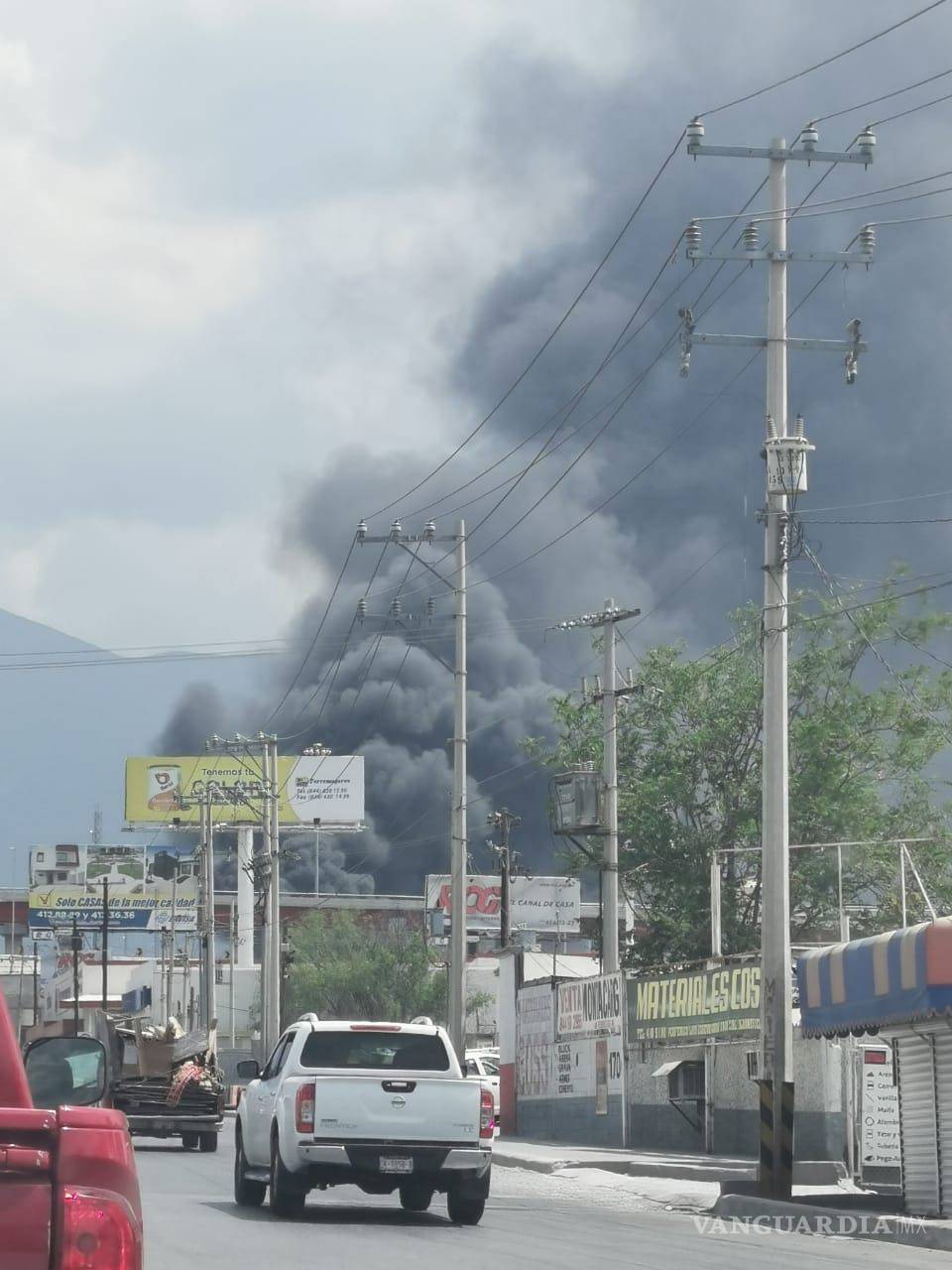 $!Fuerte incendio en bodega a la altura de la Central de Abastos alarma a Saltillo