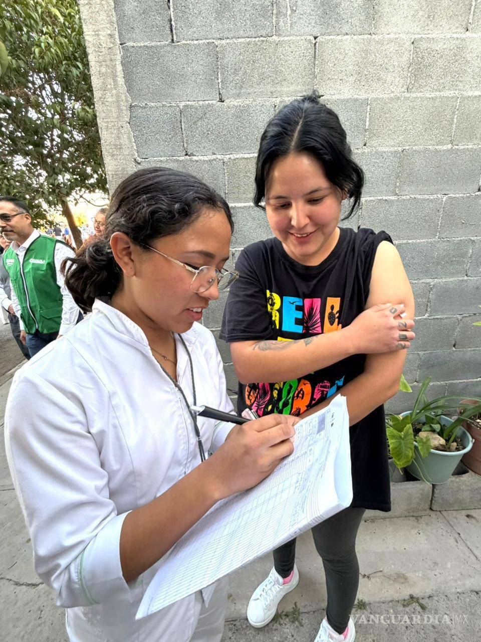 $!El gobernador autorizó la contratación de 100 nuevos vacunadores para reforzar el operativo.