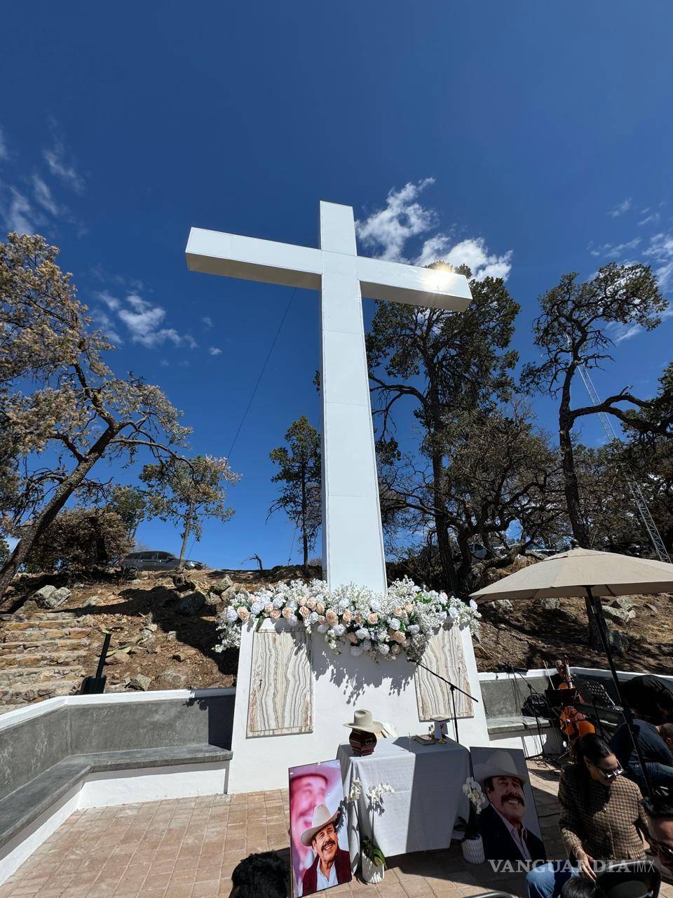 $!Desde la distancia, la cruz blanca erigida en memoria de Don Armando Guadiana resplandece en la Huerta Manzanares, un faro de su legado.