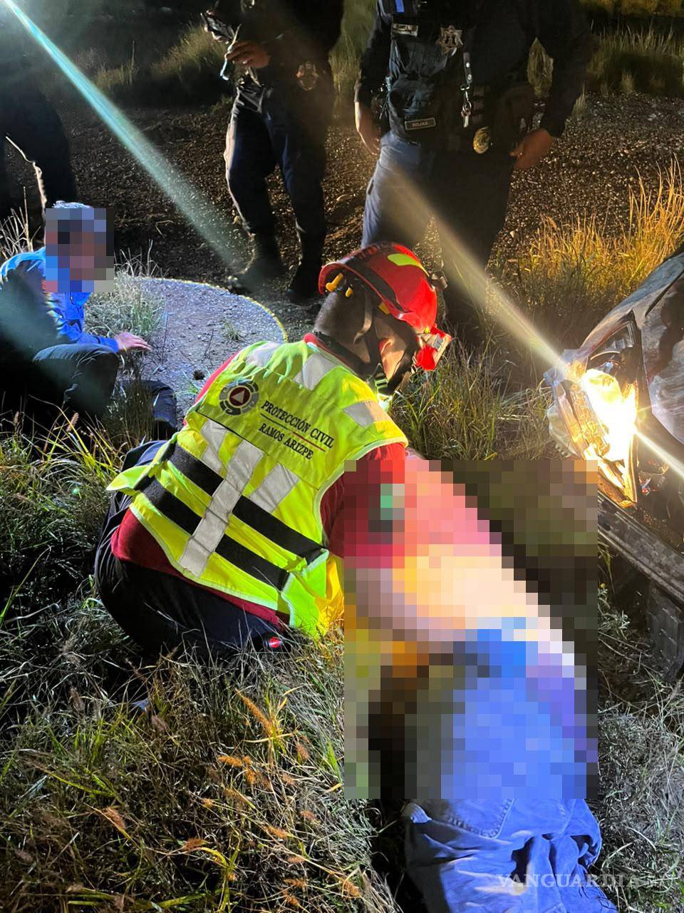 $!Paramédicos atendieron a los dos ocupantes de la unidad, quienes resultaron lesionados tras el accidente registrado a la altura del kilómetro 16.