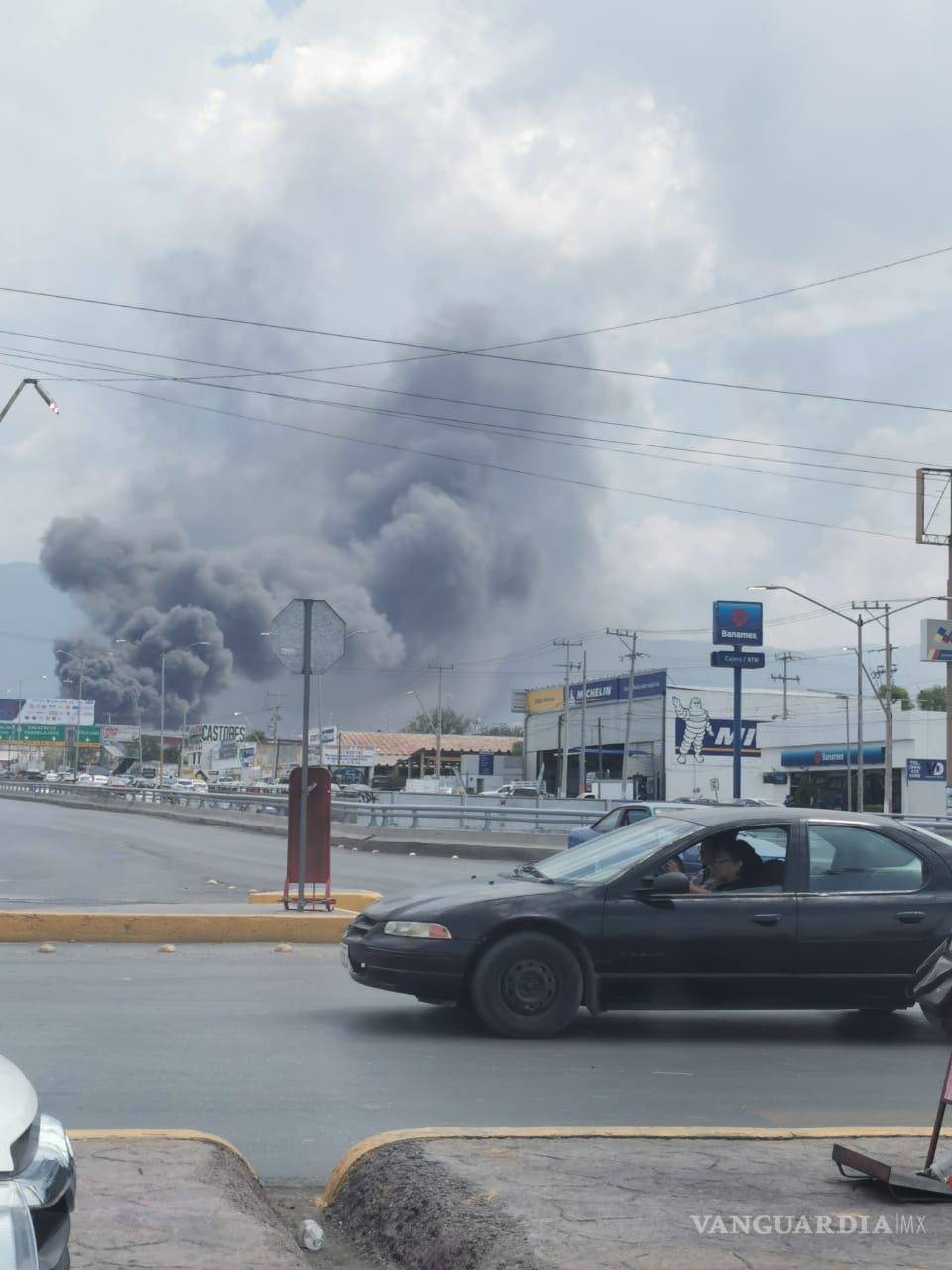 $!Fuerte incendio en bodega a la altura de la Central de Abastos alarma a Saltillo