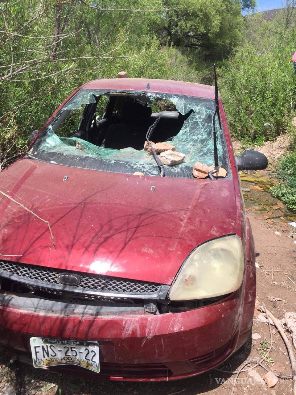 $!Roban auto y lo vuelcan