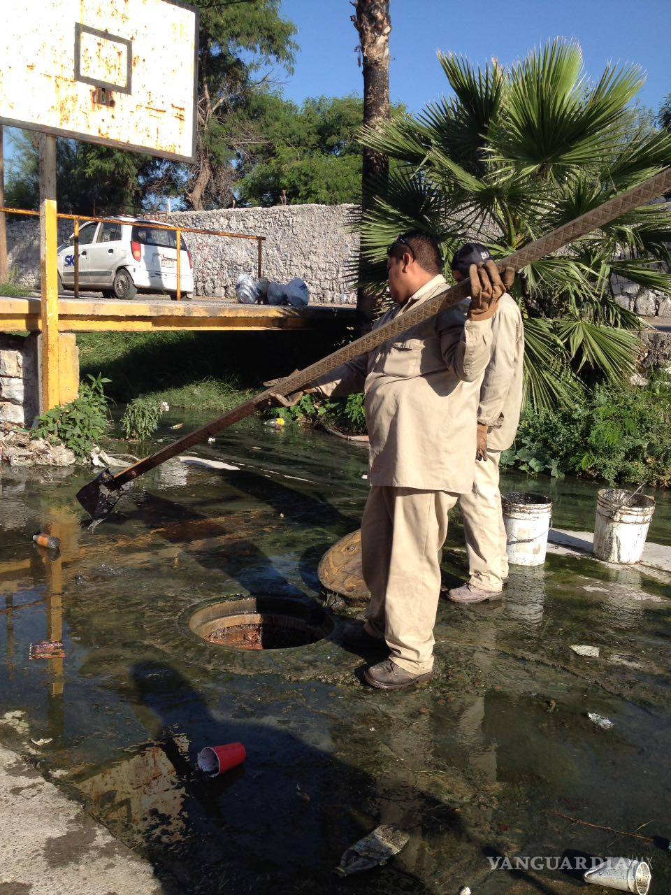 $!Realizan en Torreón operativos de limpieza en redes sanitarias