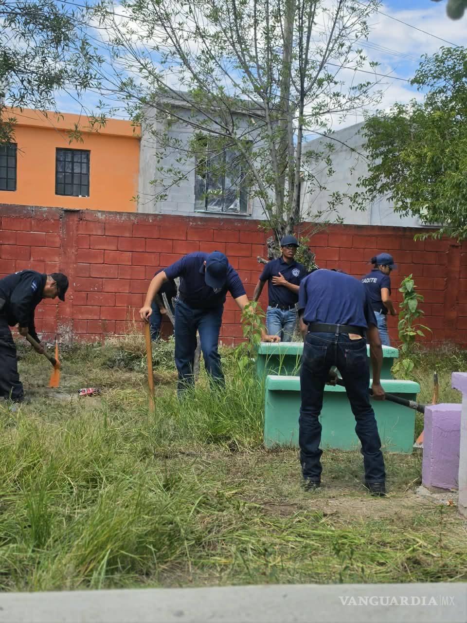 $!Elementos de la Policía Municipal y cadetes de la Academia de Policía participaron en la limpieza de la primaria Cuitláhuac, en la colonia Ricardo Flores Magón.