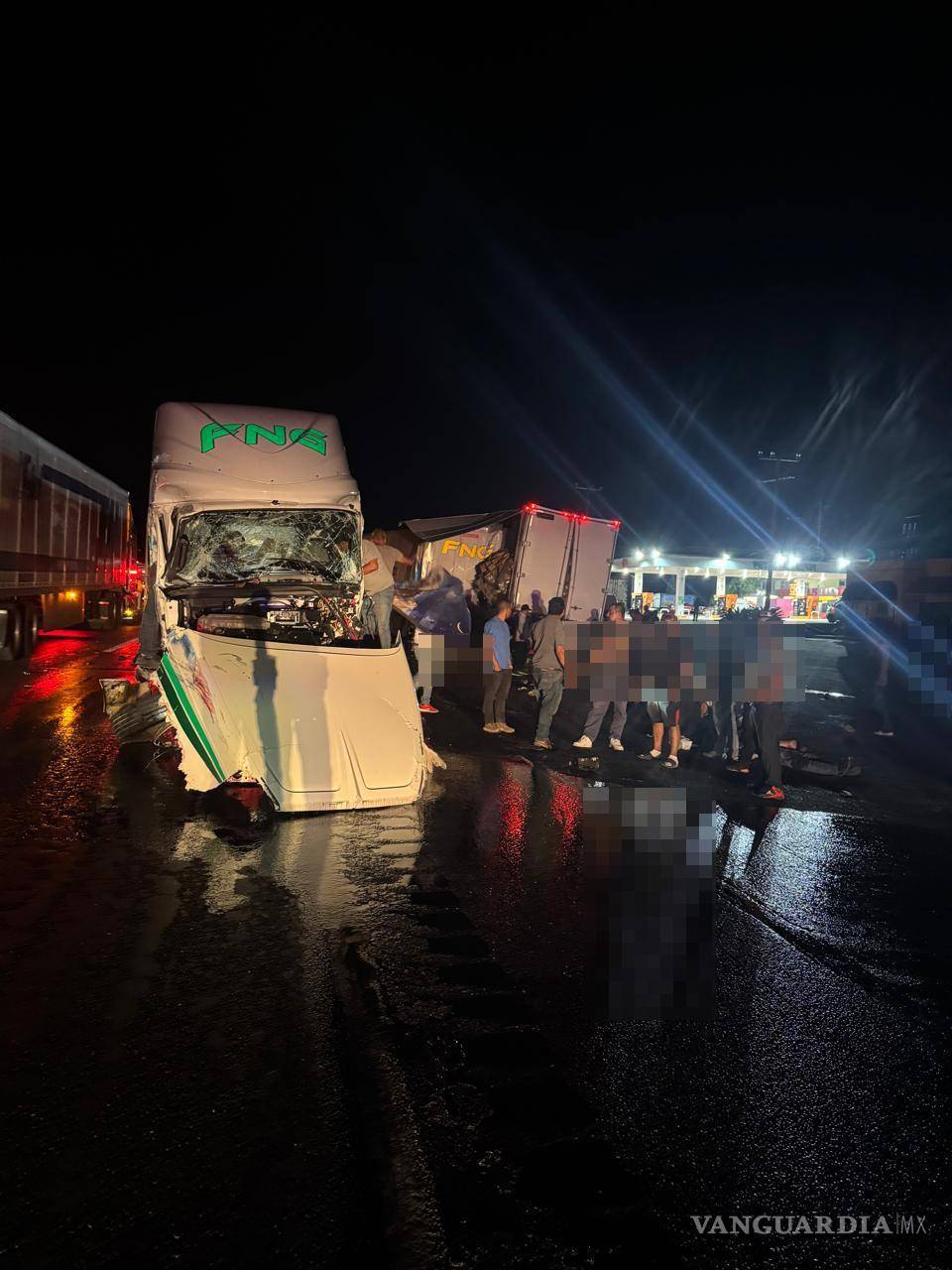 $!El accidente provocó largas filas de vehículos mientras se realizaban las maniobras de retiro.