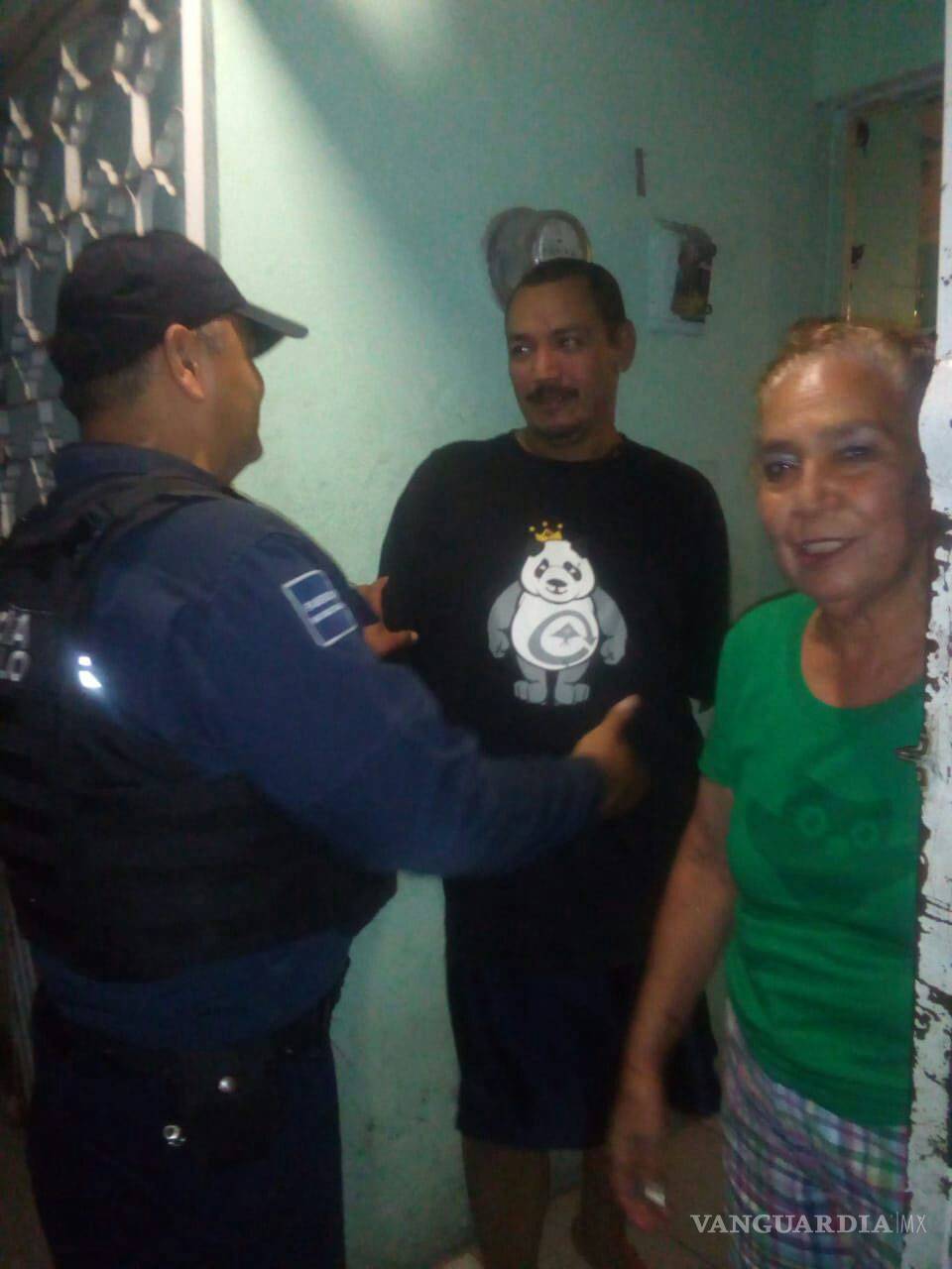 $!Policías de Saltillo dan apoyo a joven enfermo de Parkinson y le donan una silla de ruedas