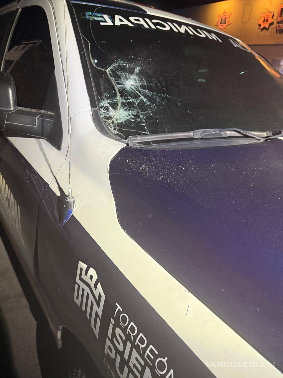 $!Varias patrullas presentaron daños en la carrocería y accesorios tras el disturbio.