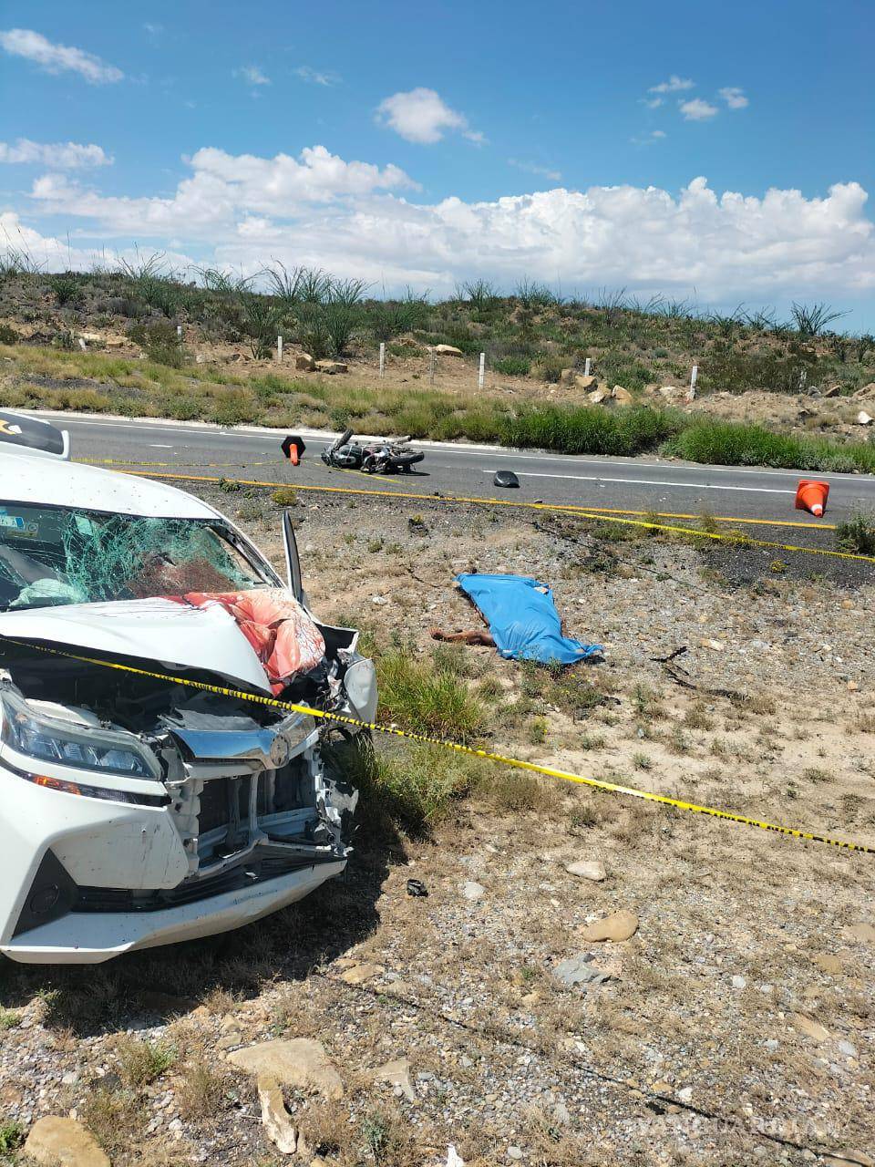 $!El vehículo responsable del percance sufrió serios daños y en el frente quedó incluso manchada de sangre.