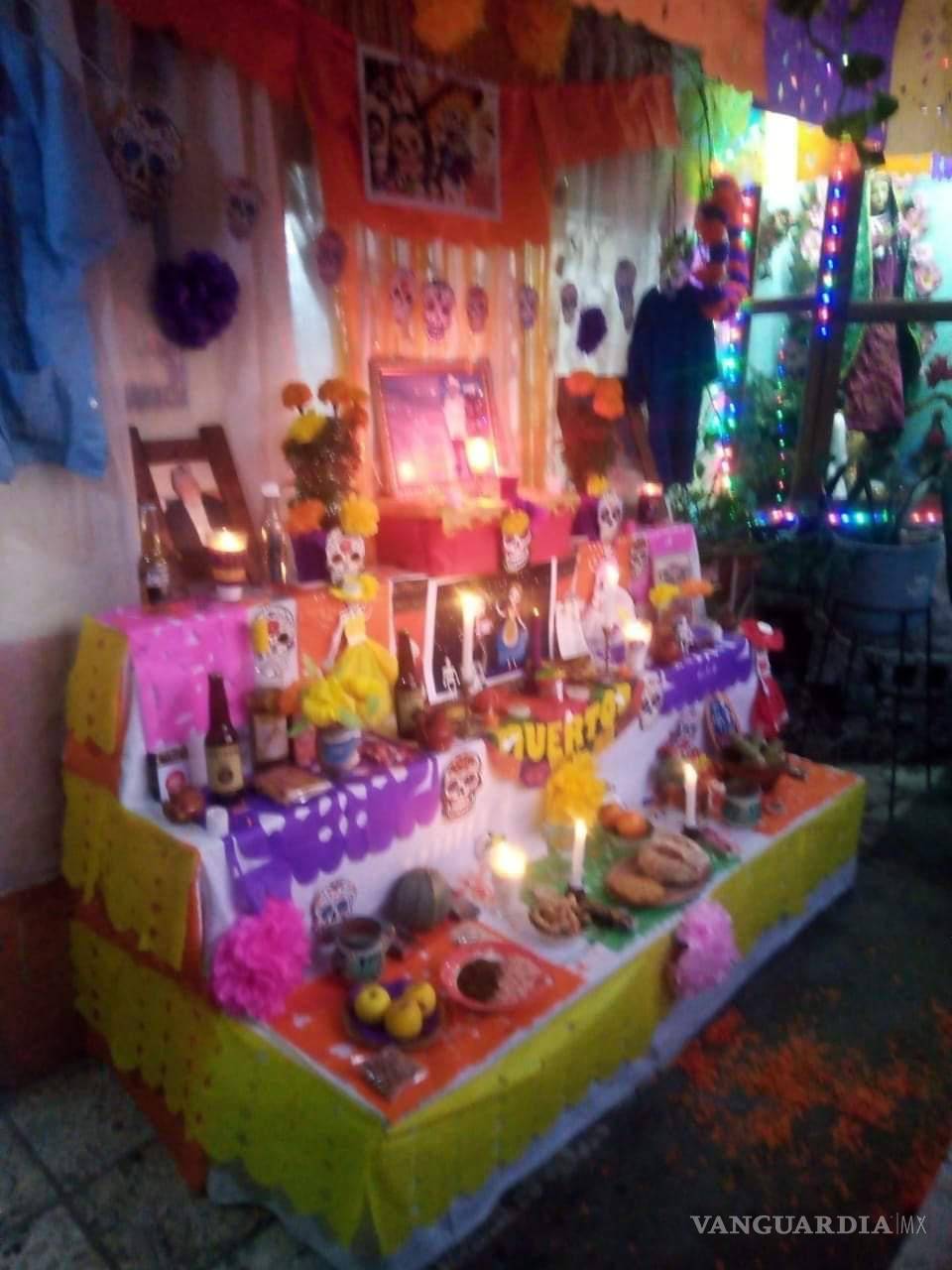 $!¿Ya viste estos altares en Saltillo? Dedicados a familiares, Walt Disney, Juan Gabriel, Cri-Cri y más (Fotos)