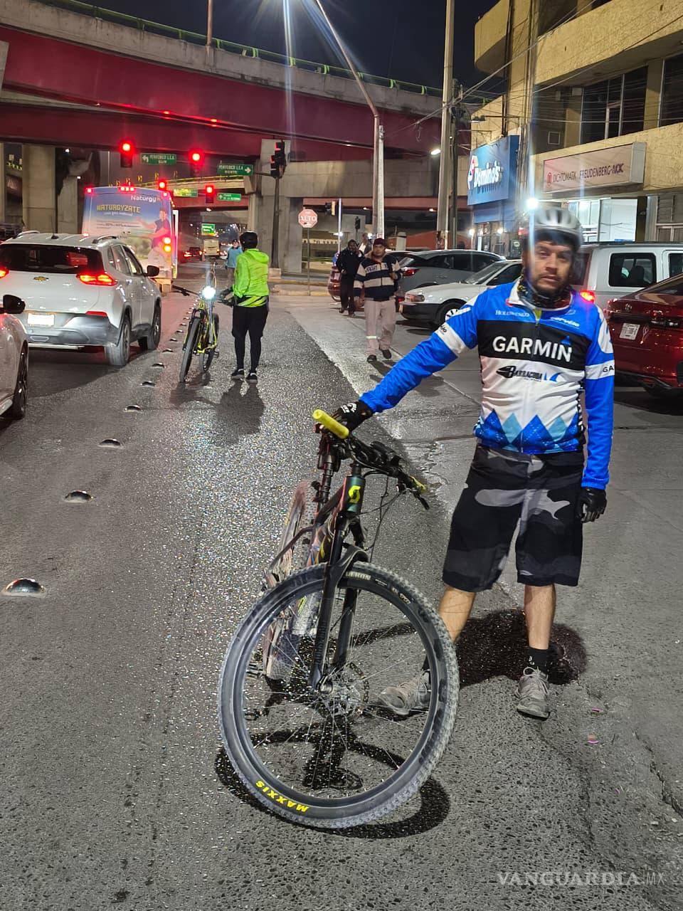 $!La protesta transcurrió de manera pacífica, apoyada por elementos de vialidad para mantener el flujo vehicular.