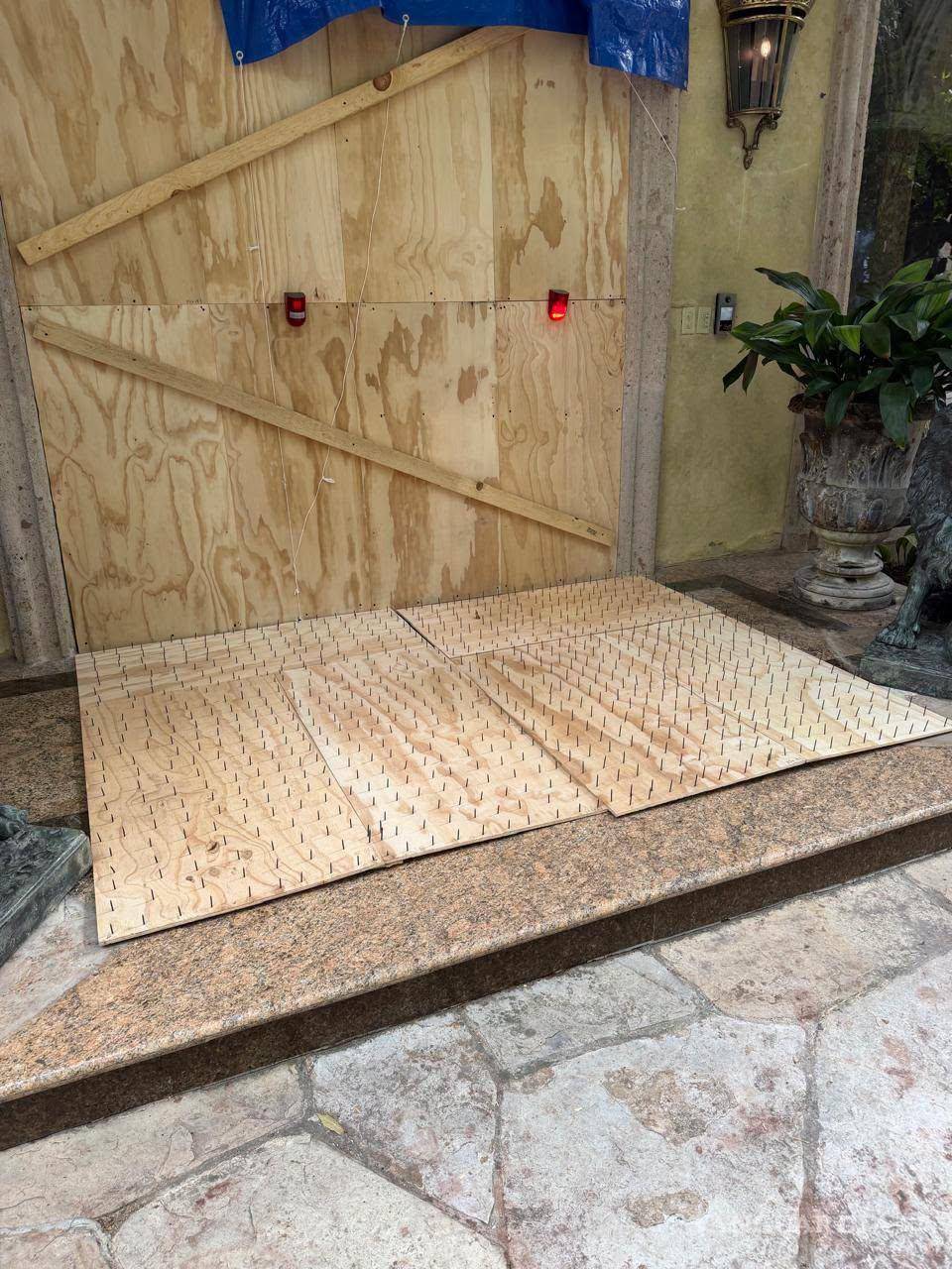 $!‘Trampas antiosos’ desatan indignación en San Pedro; vecinos colocan tablas con clavos