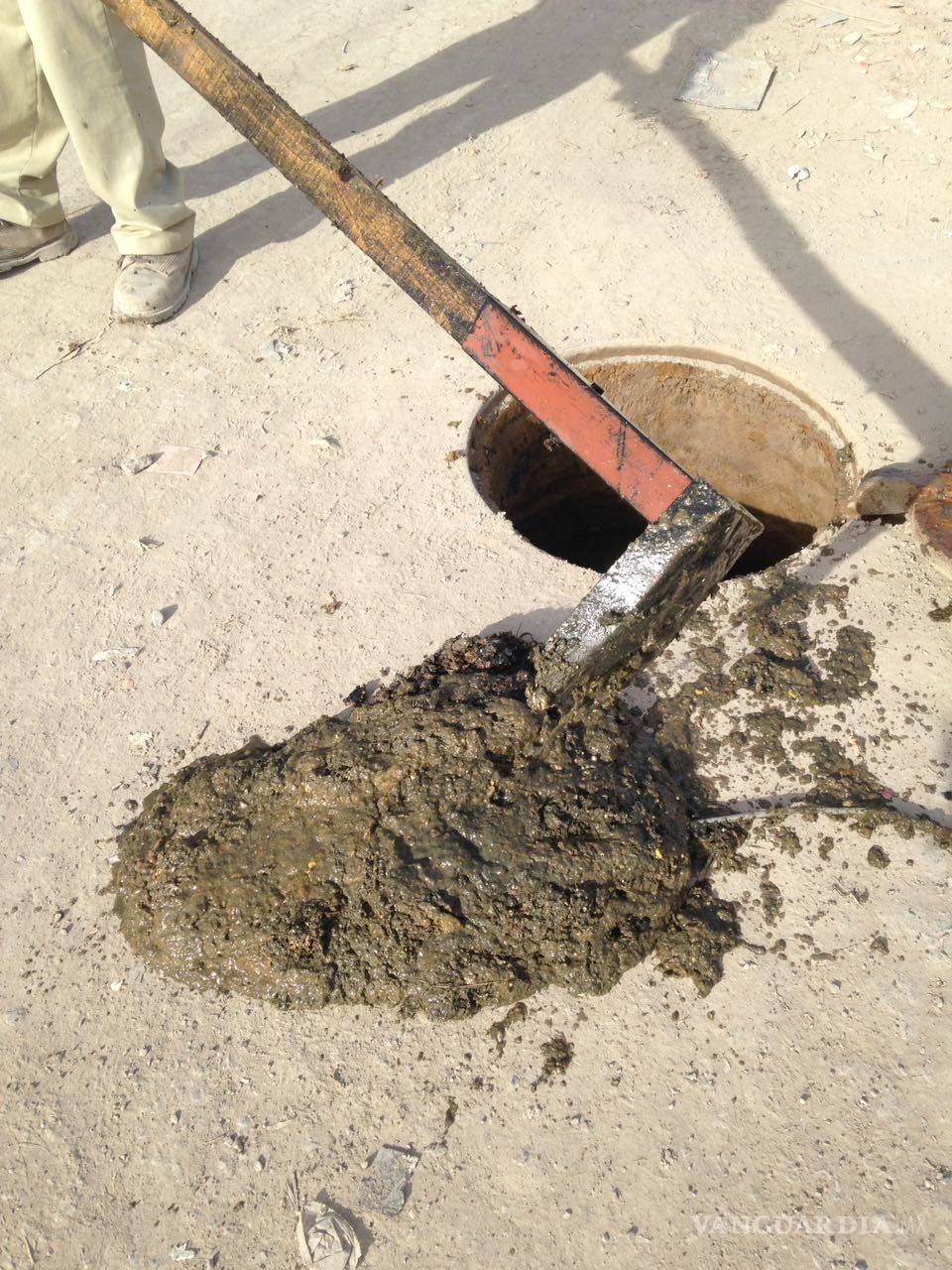 $!Mantiene Simas Torreón operativos en redes sanitarias de colonias