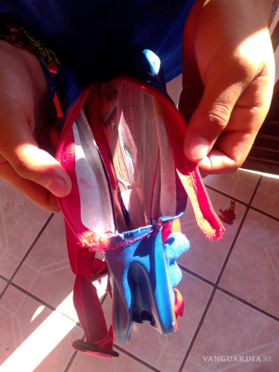 $!Mochila rota del menor de edad, quien sufrió supuesto maltrato en el plantel.