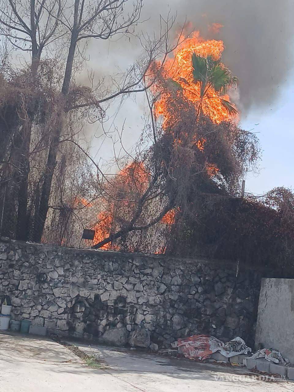 $!Vecinos de la colonia Industrial alertaron a las autoridades sobre el nuevo siniestro, que ocurrió en el mismo punto del incendio del viernes.