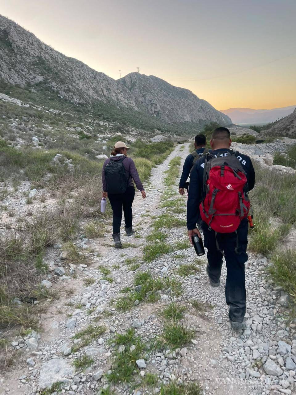 $!Como parte del entrenamiento, los elementos realizaron una caminata de 10 kilómetros con mochilas de 25 kilogramos.