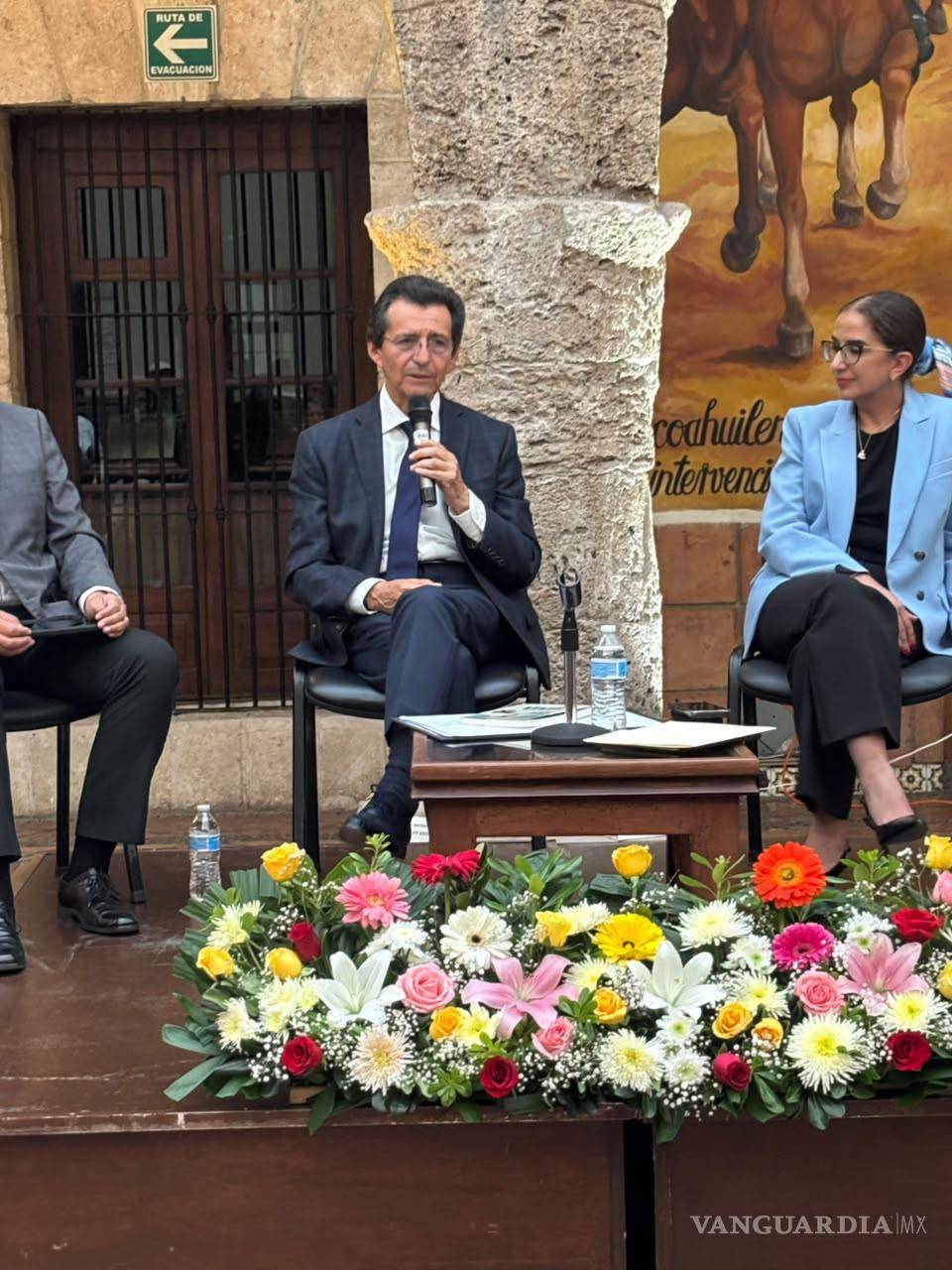 $!Durante la presentación se abordó el papel de la educación, la tecnología y las relaciones humanas en la búsqueda de la felicidad.