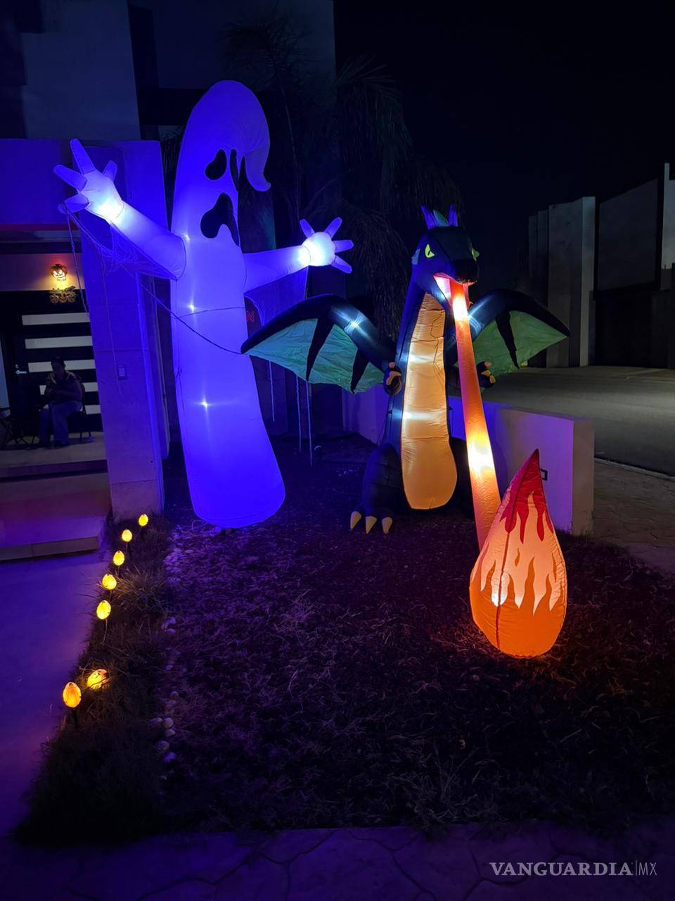 $!Vecinos se esmeraron en transformar sus casas en escenas terroríficas para recibir a los visitantes.