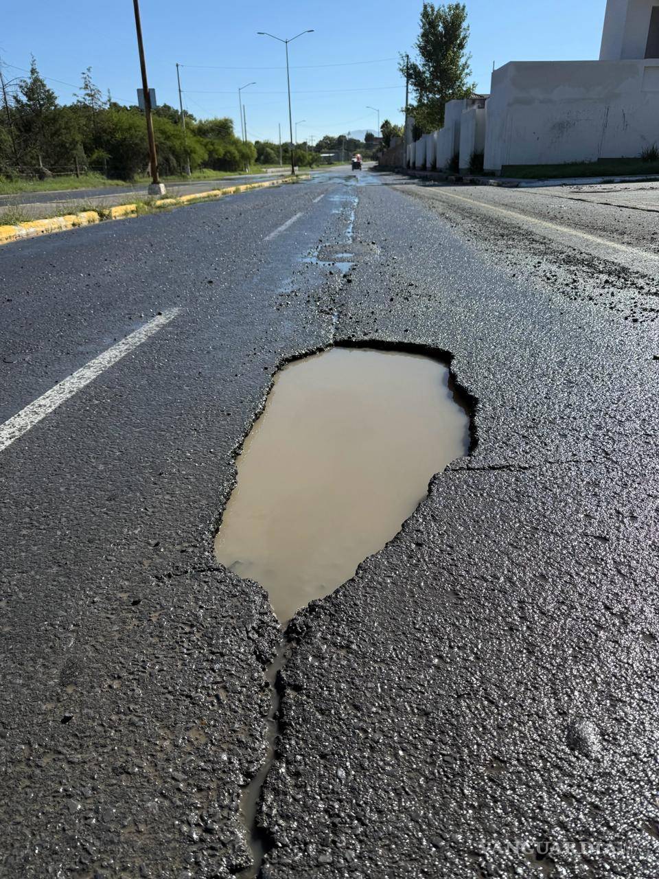 $!El acumulamiento de agua ocultó el bache, dificultando su detección por los conductores.