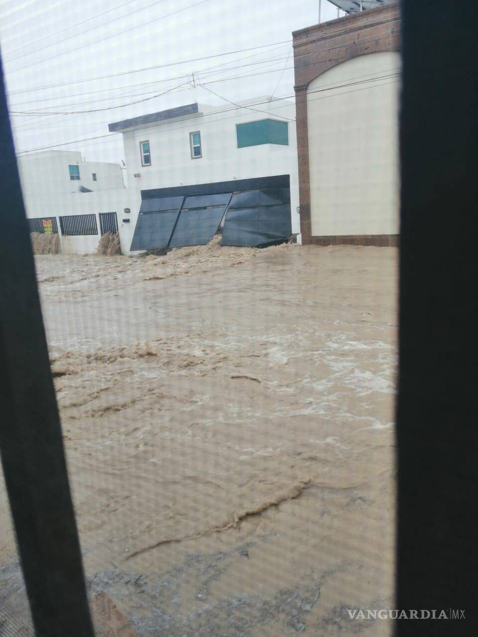 $!Lluvia afecta a vecinos de la colonia El Campanario, al norte de Saltillo (contiene audios)