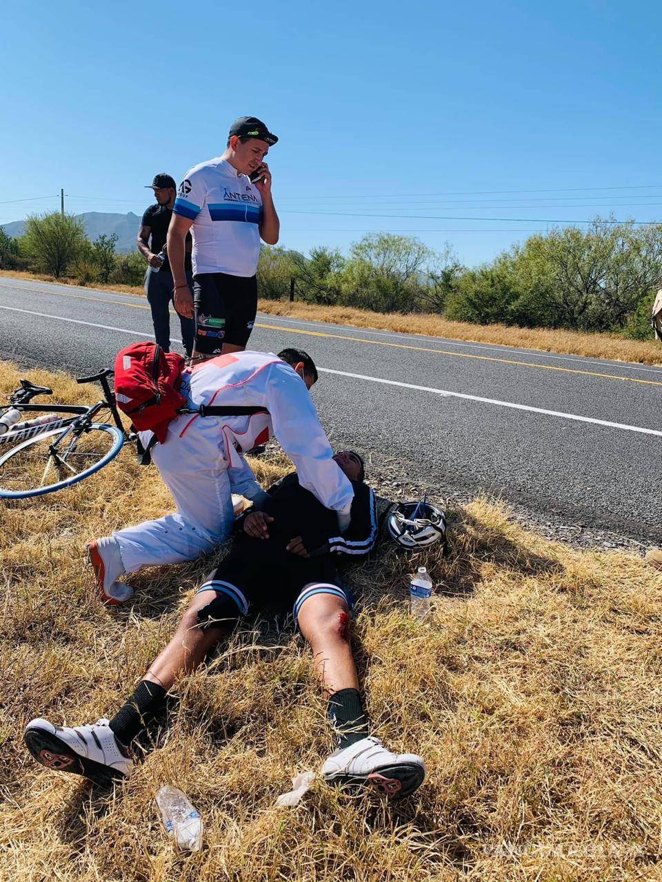 $!Camión genera accidente de ciclistas en la Saltillo-Monclova
