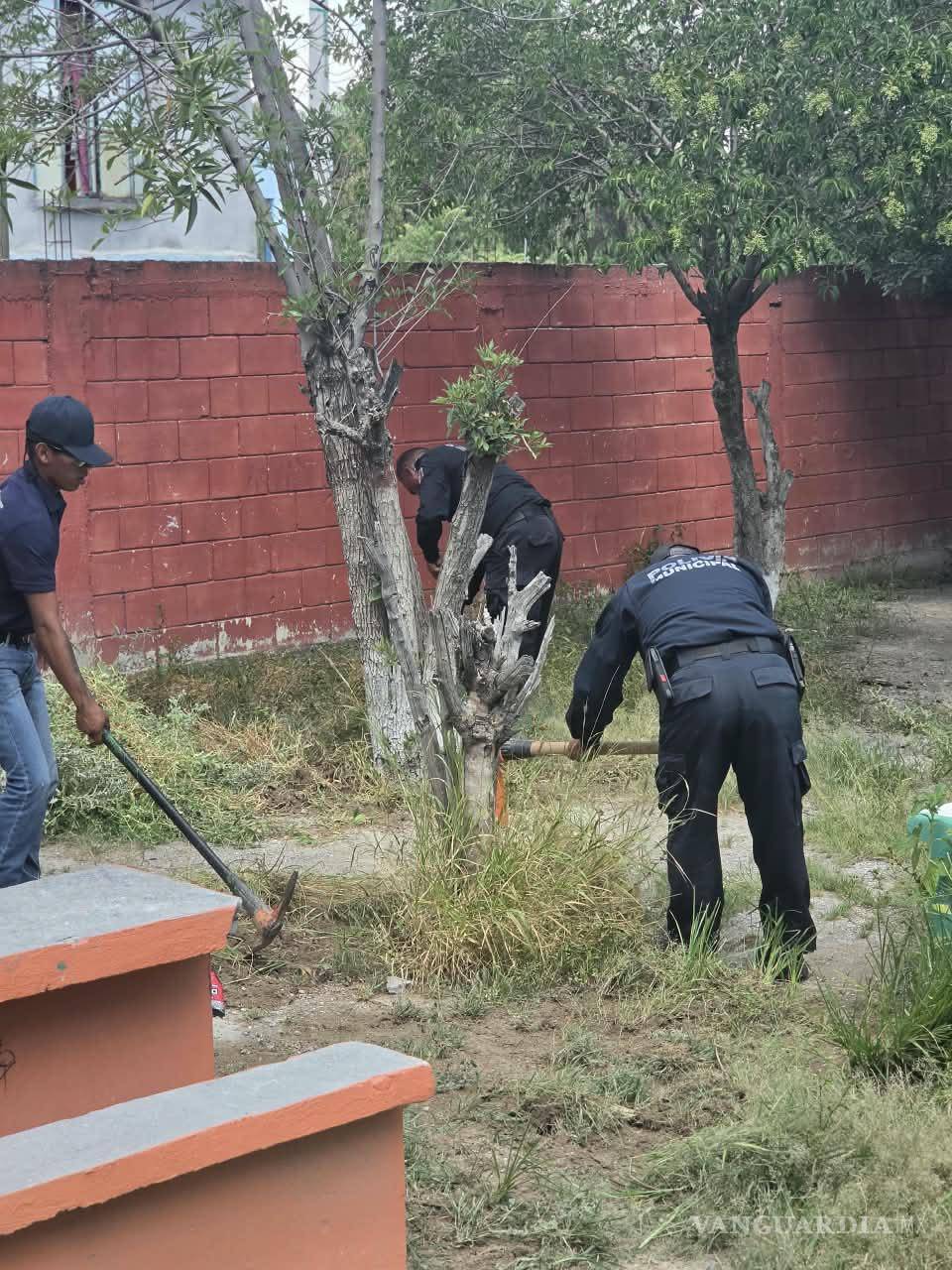 $!Las acciones de limpieza forman parte de la estrategia de Proximidad Social para fortalecer el vínculo entre los cuerpos policiales y la comunidad.