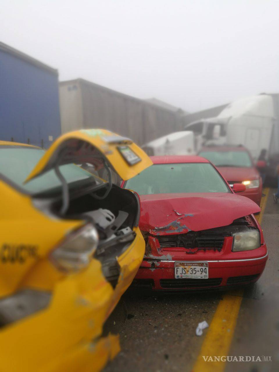 $!Carambola en autopista Saltillo-Monterrey por choque múltiple