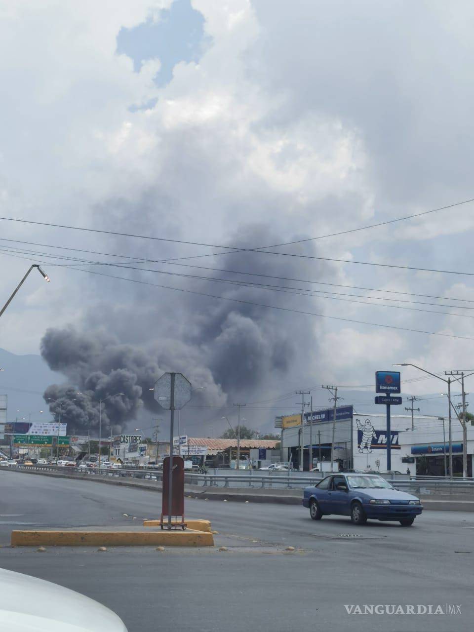 $!Fuerte incendio en bodega a la altura de la Central de Abastos alarma a Saltillo