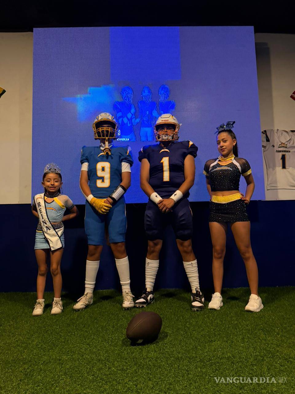 $!Jugadores, porristas, familias y directivos acompañaron la presentación oficial de los uniformes de Cargadores de Saltillo en Stadium Sport and Grill.