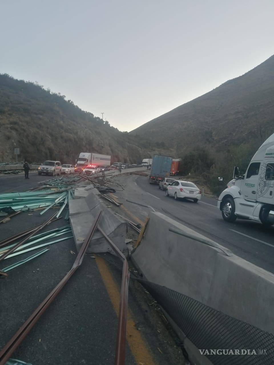 $!Choque y volcadura en Los Chorros paralizan circulación