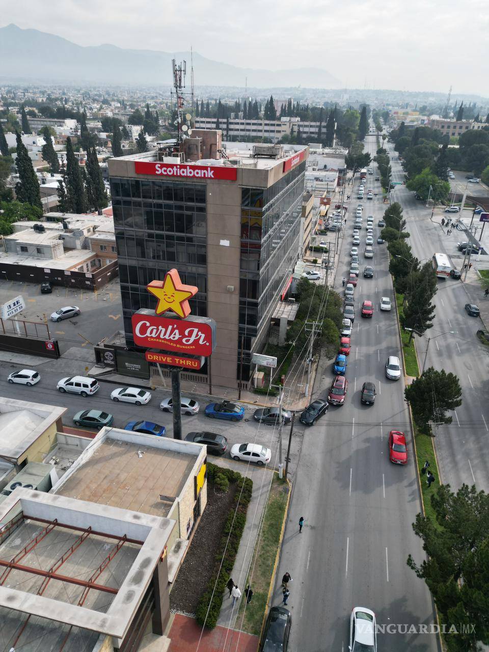 $!Las filas de autos ahí se ven, esperando pacientes su turno.