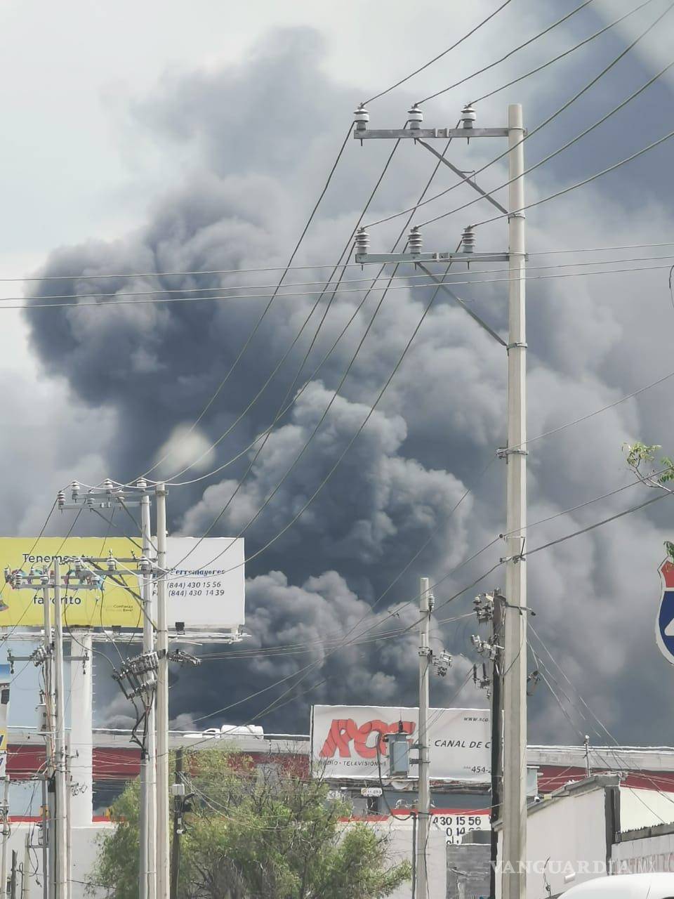 $!Fuerte incendio en bodega a la altura de la Central de Abastos alarma a Saltillo