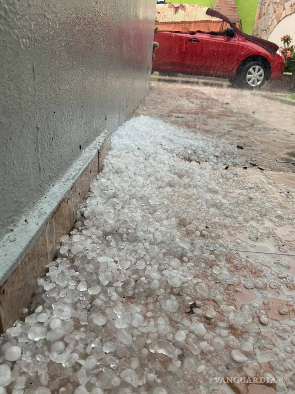 $!Azota a Nuevo León fuerte tormenta con lluvia, viento y granizo; captan tornado en Apodaca