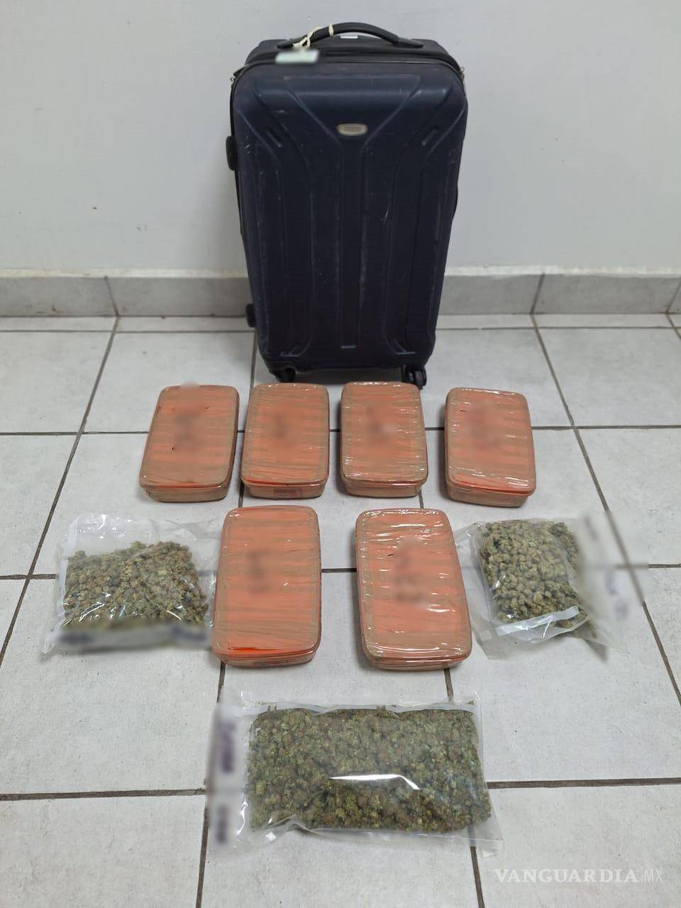 $!Los nueve paquetes encontrados en la maleta eran cuidadosamente envueltos y contenían tanto cristal sintético como mariguana.