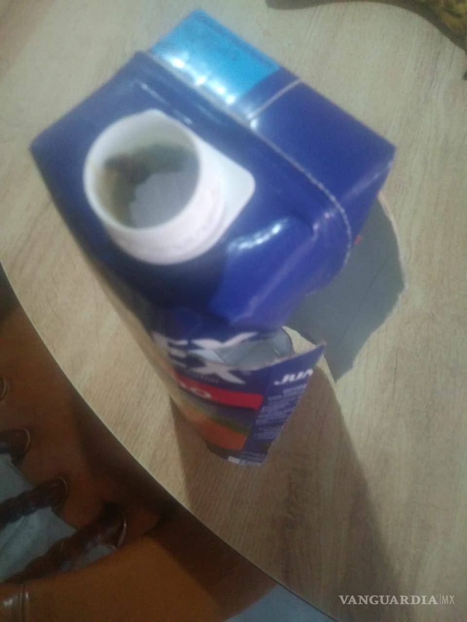 $!¿Jugo de rata? madre Saltillense denuncia objeto extraño en un Jumex, que bebía su hijo de dos años