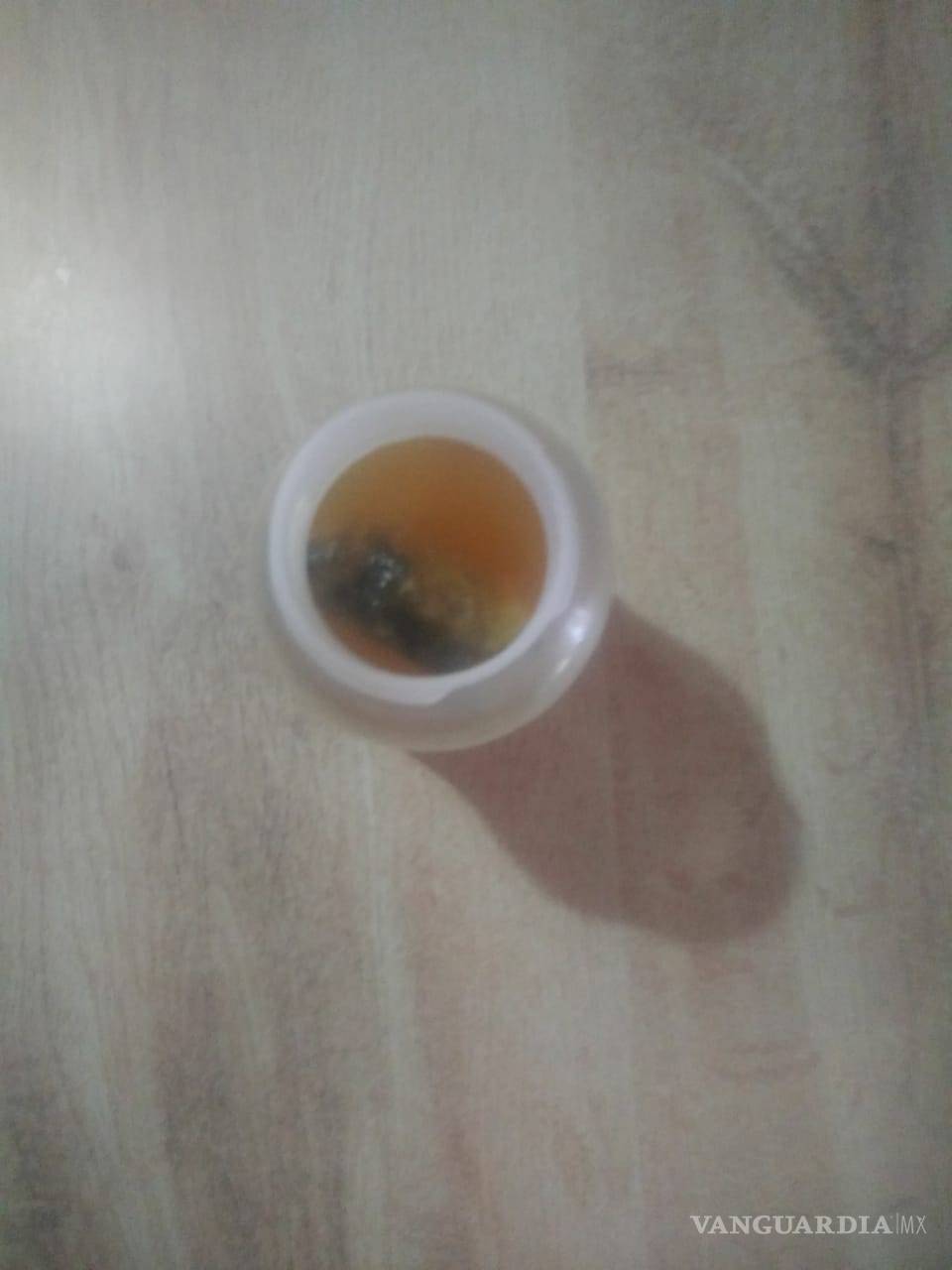 $!¿Jugo de rata? madre Saltillense denuncia objeto extraño en un Jumex, que bebía su hijo de dos años