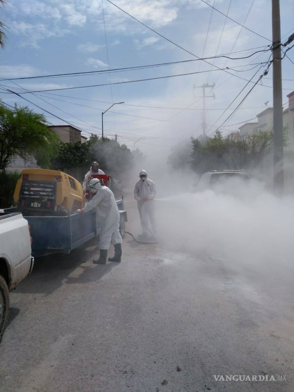 $!Salud Municipal de Torreón aplica cal en colonias inundadas