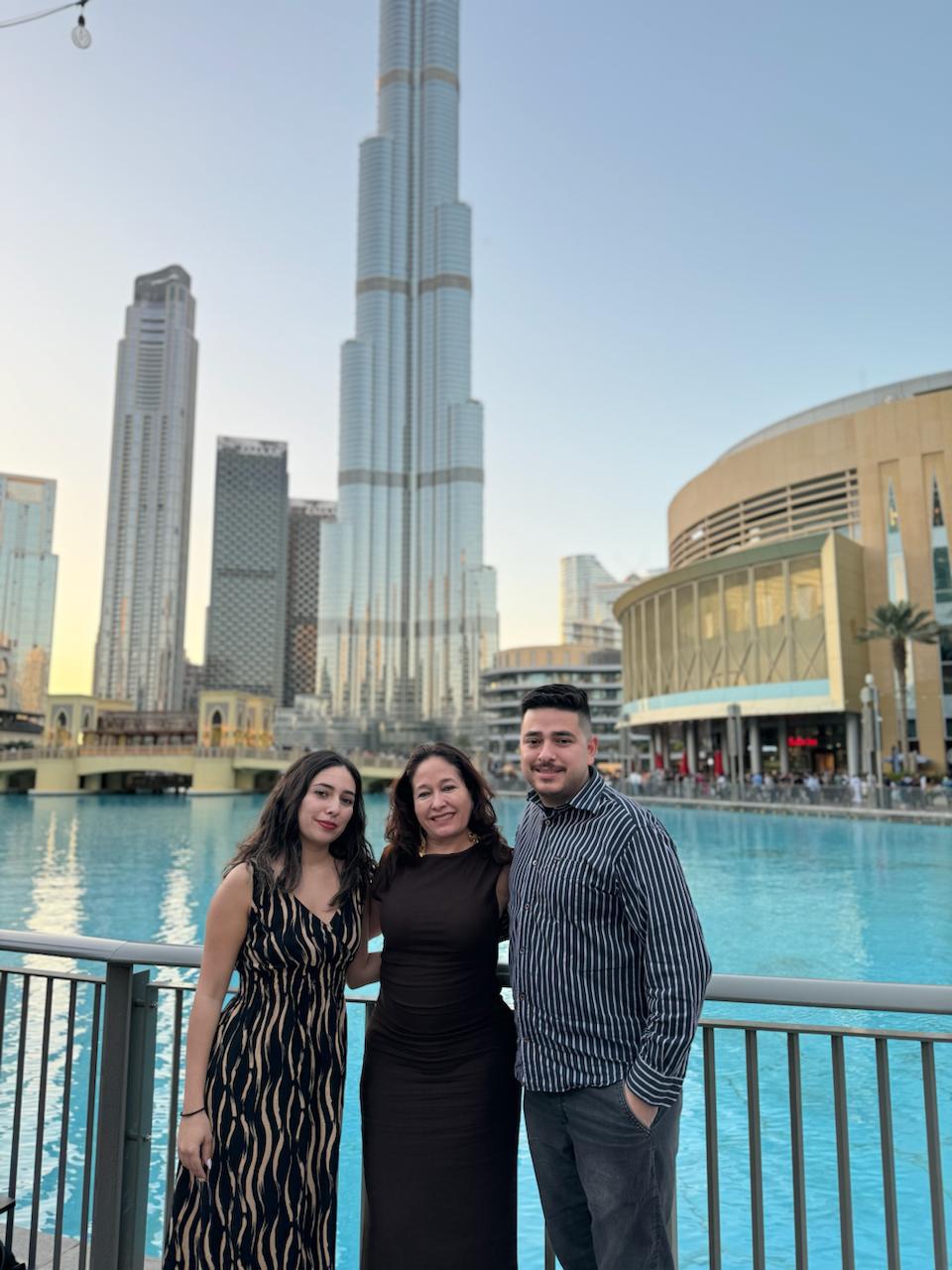 $!Con sus hijos Sabrina y Laith Khanfar, frente al Burj Khalifa, el edificio más alto del mundo.