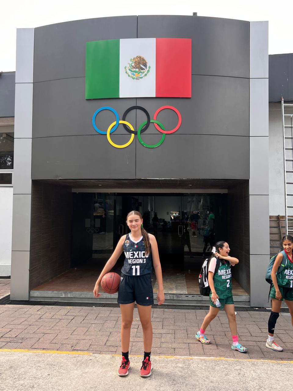 $!La basquetbolista de 13 años de Saltillo, Coahuila, ha demostrado que la disciplina y el trabajo duro pueden llevar a grandes logros.