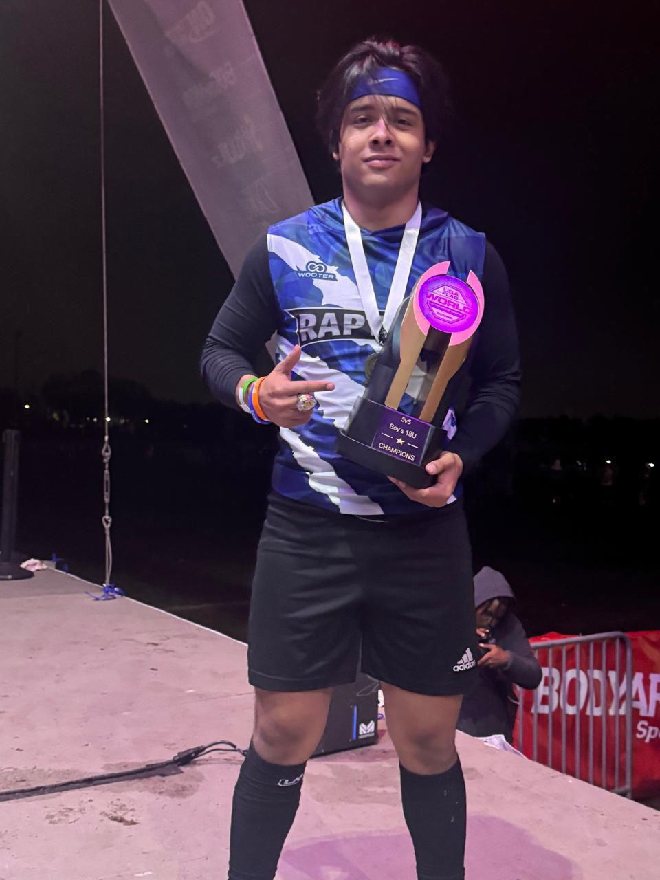 $!Marcelo Horta sosteniendo el trofeo del Mundial de Flag Football.