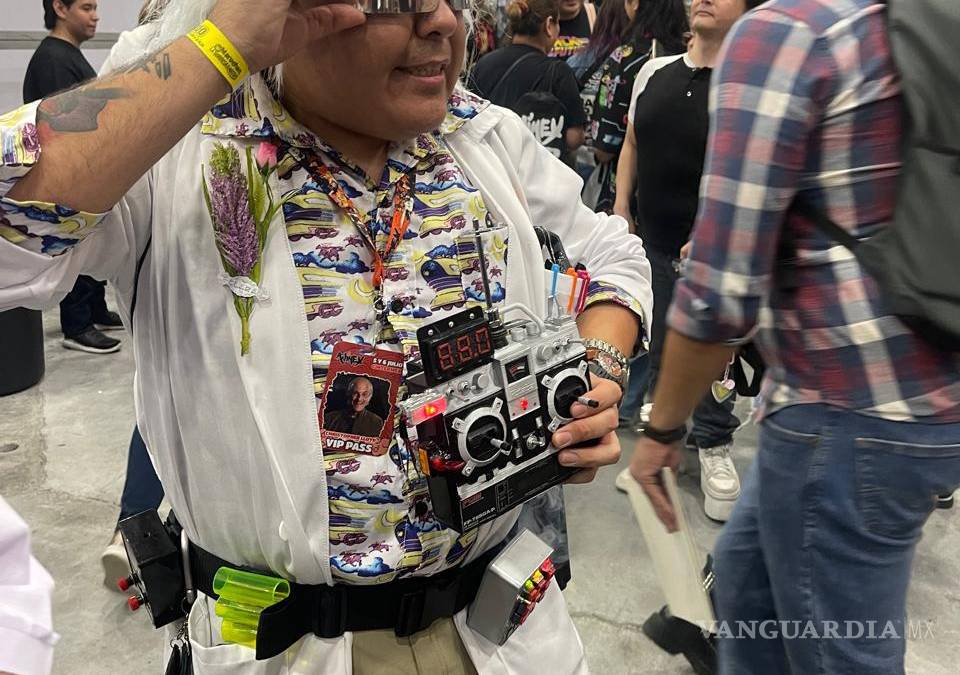 Enloquece el ‘Doc Brown’ a los fanáticos de ‘Volver al Futuro’, en Monterrey