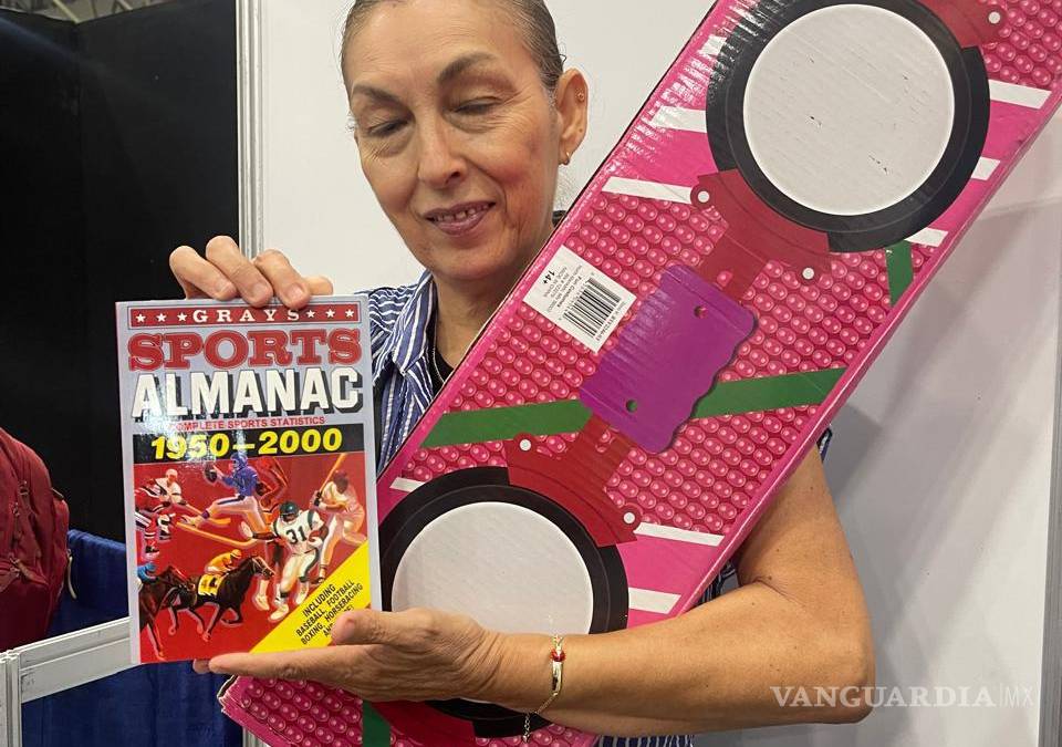 Enloquece el ‘Doc Brown’ a los fanáticos de ‘Volver al Futuro’, en Monterrey